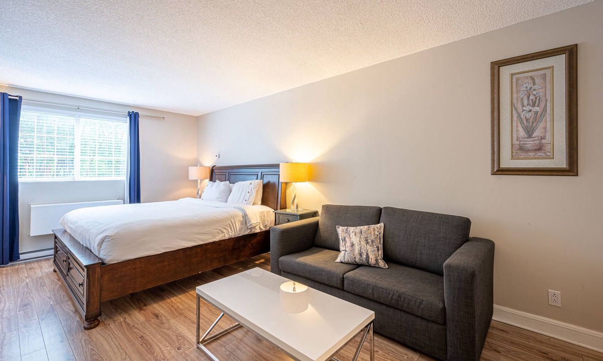 Saint-Sauveur Hotel | Deluxe King bed in Saint-Sauveur