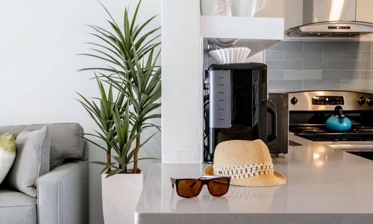 Bay Esplanade Apartment | Deluxe King Condo Updated Suite by the Beach!