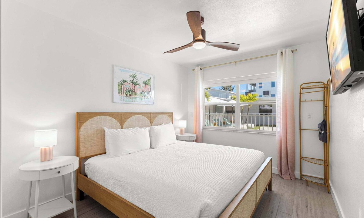 Bay Esplanade Condo | Deluxe King Condo | Updated Suite by the Beach!