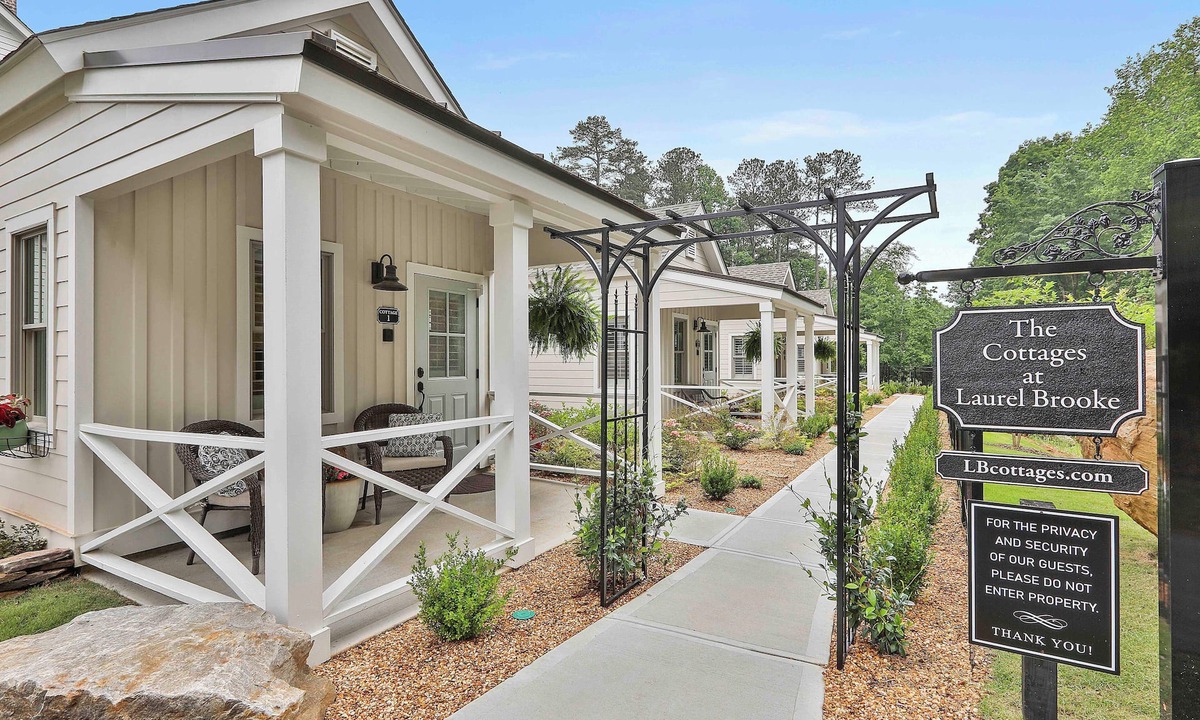 Peachtree City Cottage | Deluxe King Cottage