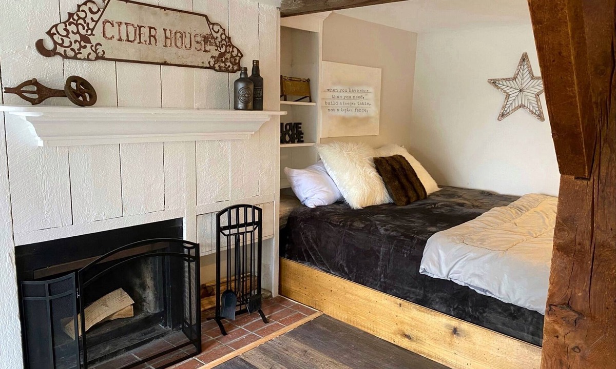 West Dover Resort | Deluxe King, kitchenette, fireplace