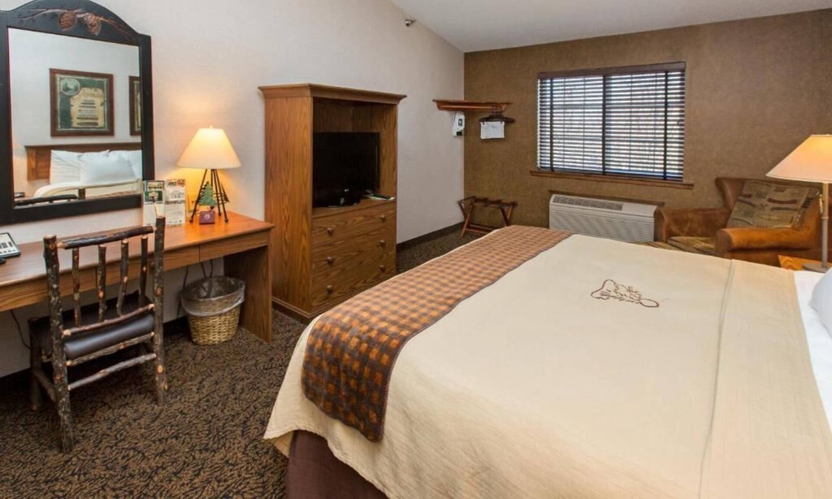 Onalaska Hotel | Deluxe King Room l Heated Pool, Hot Tub & Breakfast | 4mi to Lake Onalaska