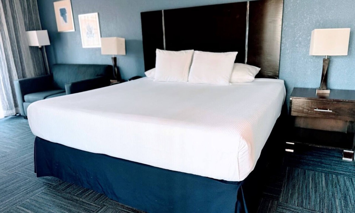 Old Towne Hotel | Deluxe King Room Near Seal Beach Pier, Shops and Surf Lessons with Parking