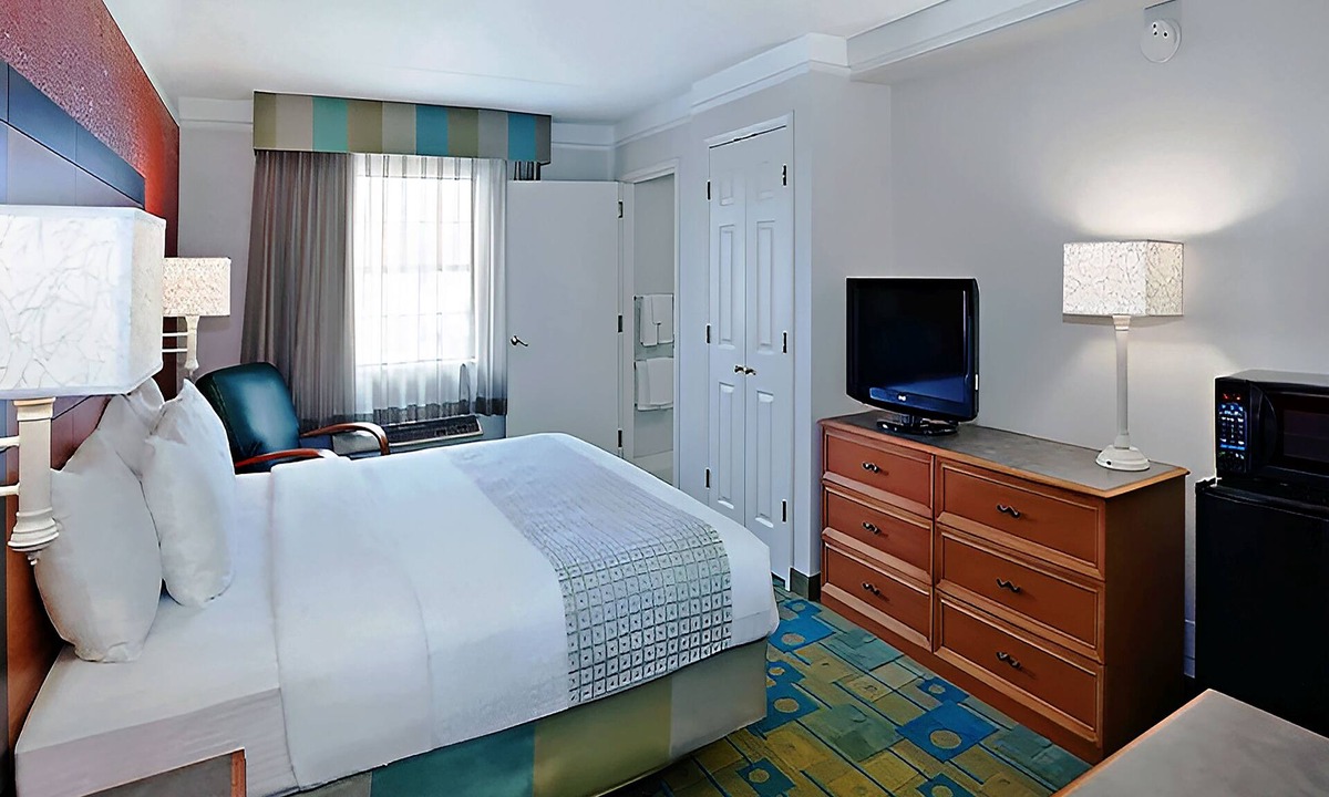 Merrillville House | Deluxe King Room