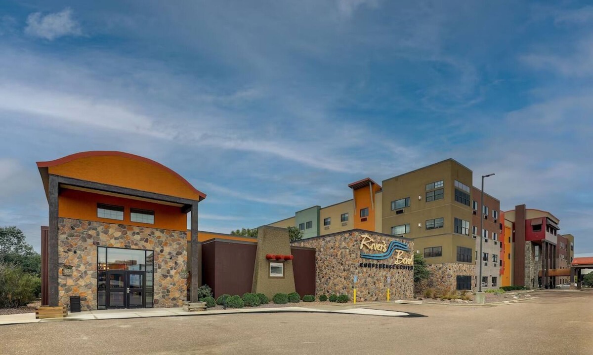Sioux City Hotel | Deluxe King Suite, Stoney Creek Sioux, 2 Pools, Parking | Near 3rd St Landmarks