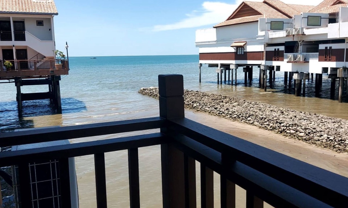 Taman Tanjung Ski Chalet | Deluxe Lower Water Chalet Private Unit