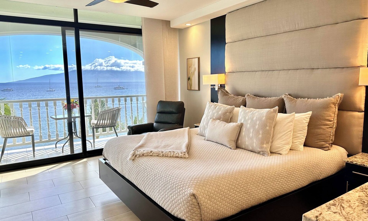 Historic Lahaina Front Street Condo | Deluxe Ocean and Beach Front studio - Lahaina Shores 623