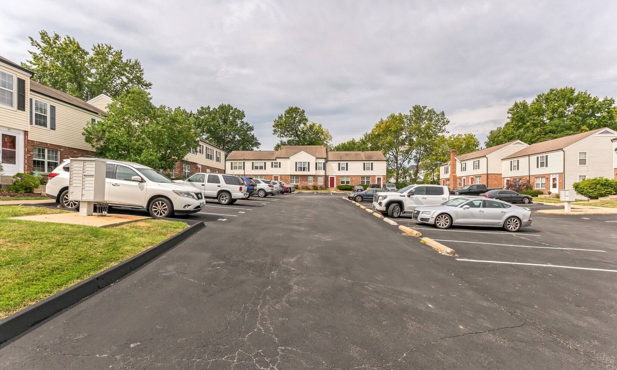 Lake St Louis Condo | Deluxe renovated condo conveniently located. 30 DAY MININUM