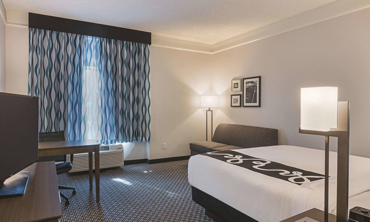 Orlando Hotel | Deluxe Room Near UCF w/Breakfast & Pool – Ideal for Orlando Park Exploration