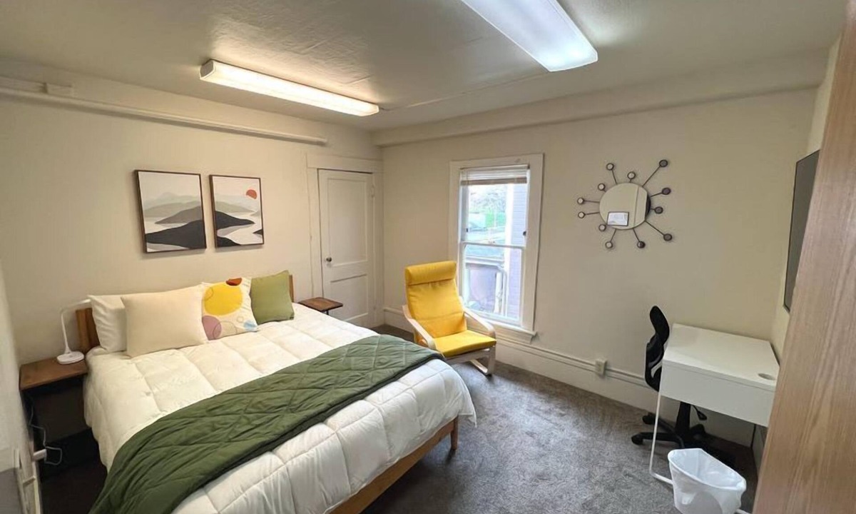 Eugene Apartment | Deluxe Room, Queen Bed