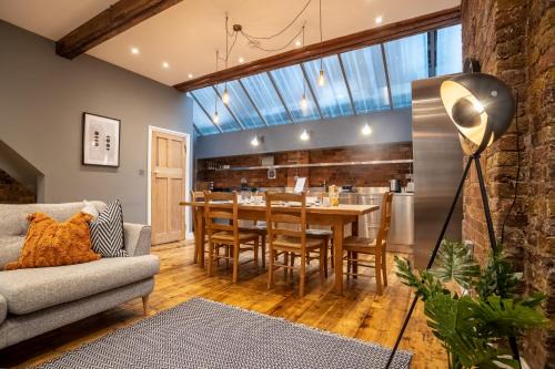 Bethnal Green Apartment | Deluxe Rustic Style Two Bedroom Bethnal Green - Yard View