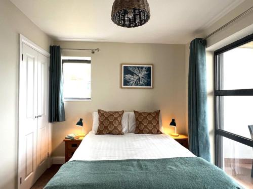 Westleigh Apartment | Deluxe Seaside Flat easy access