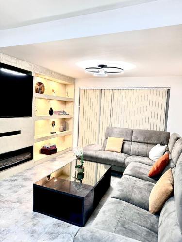 Emerson Park House | Deluxe Spacious King Size Room