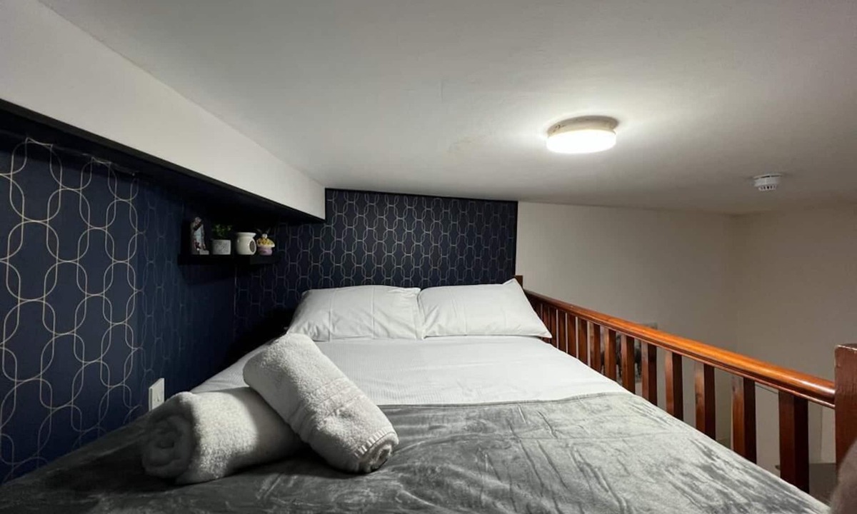 Queen's Park Apartment | Deluxe Studio Ensuite with Shower