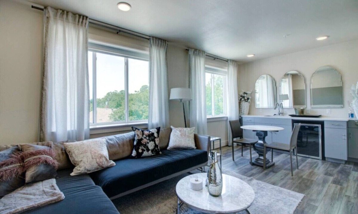 Kessler Bed & Breakfast | Deluxe Suite,1 Queen Bed (Paris)
