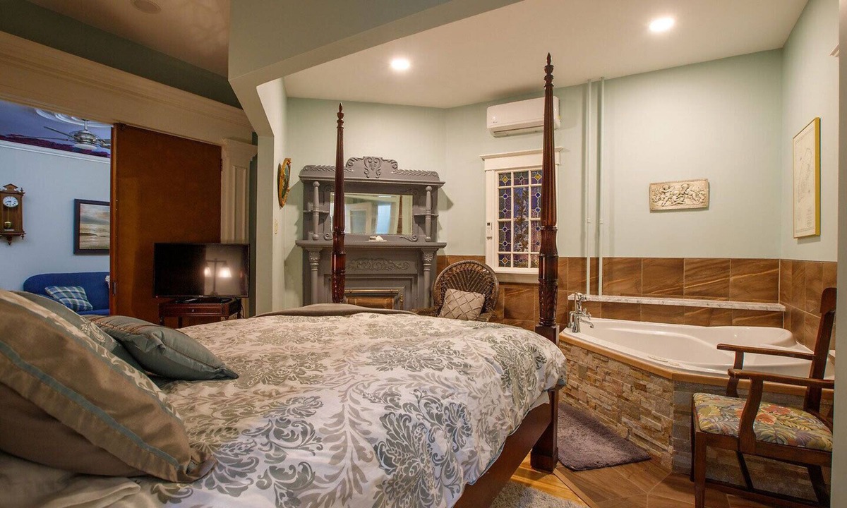 Liverpool Apartment | Deluxe suite, double whirlpool bath, 4 poster queen bed