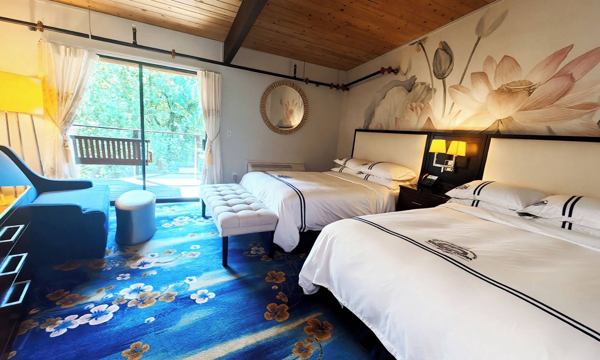Oklahoma City Bed & Breakfast | Deluxe twin-bedroom with breakfast in Oklahoma