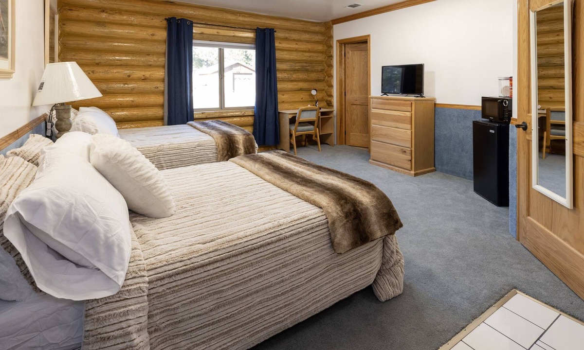 Hot Springs Cabin | Deluxe Twin Room in Rustic Cabin - Room 228