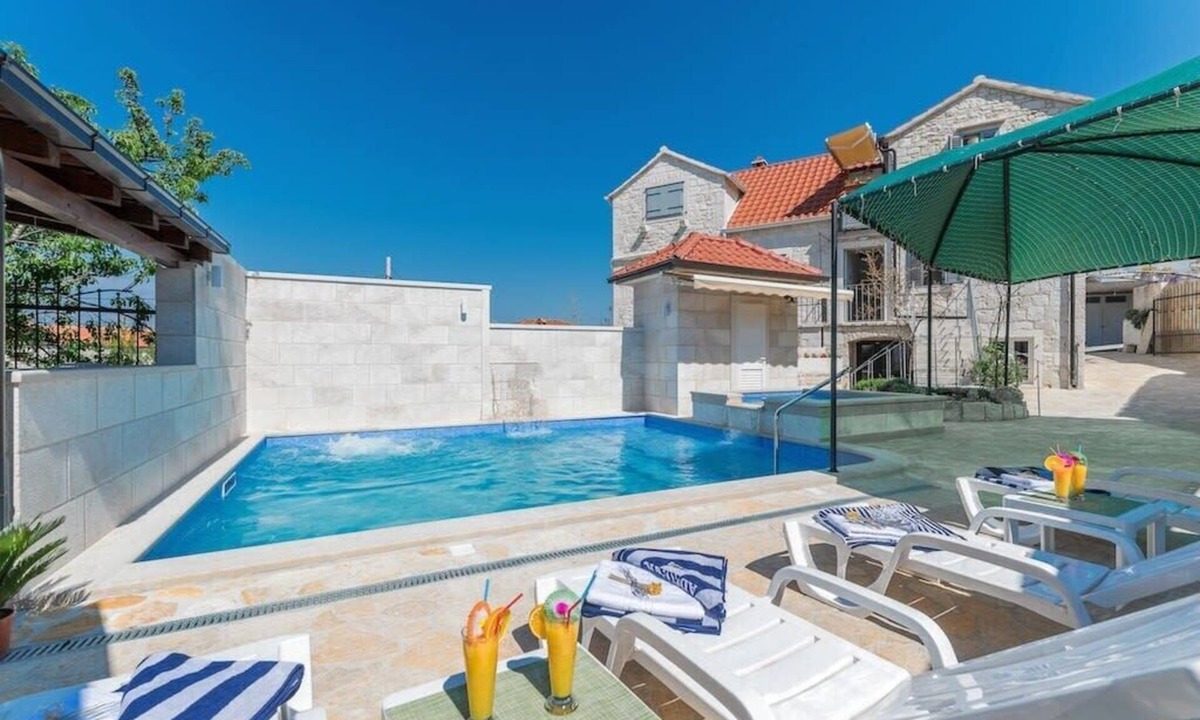 Skrip House | Deluxe Vacation Home near Beach Zastup