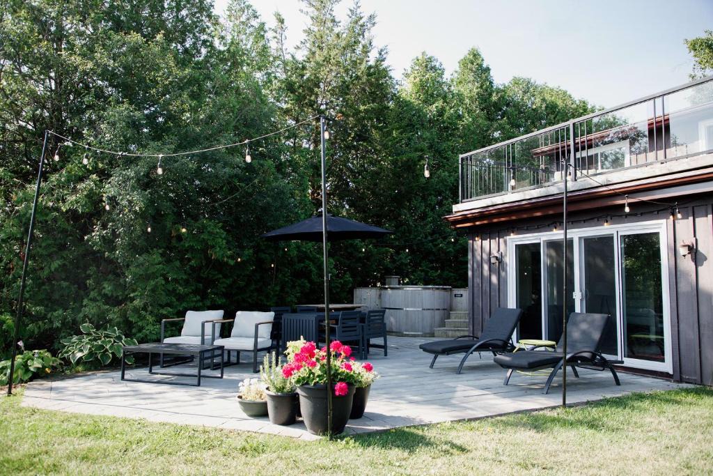 Milford House | Demilune Lodge - Serene cabin with hot tub
