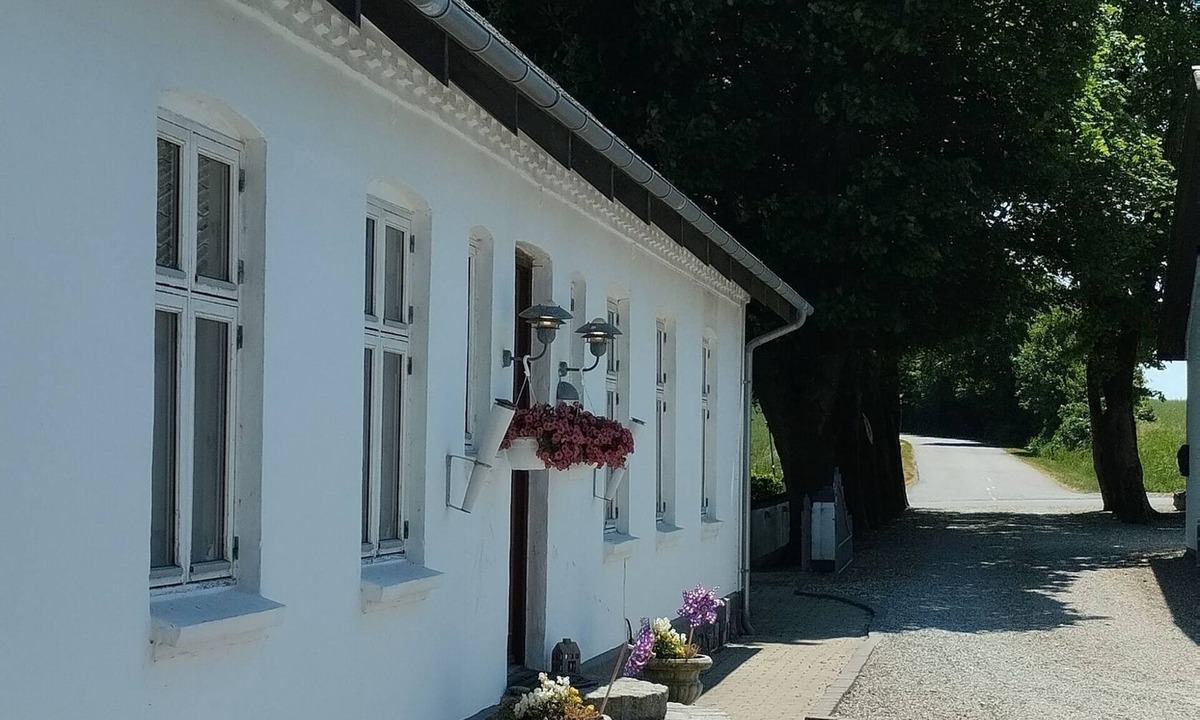 Vrinners Bed & Breakfast | Den Hvide Farm på Toppen af Danmark. 2 Sammenhængende Værelser-5 Senge-eget bad