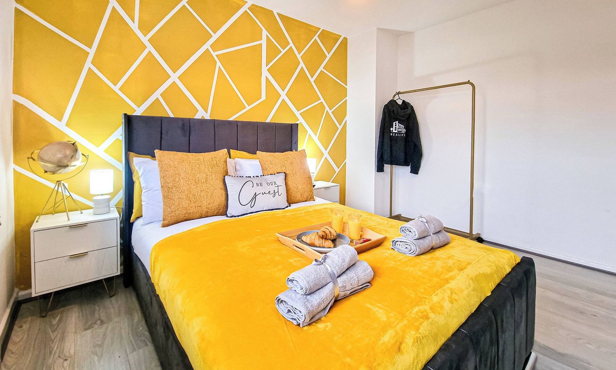 Long Lawford Apartment | DenDuplex - Free Parking