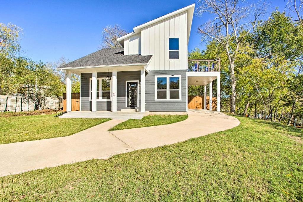 Denison House | Denison Home with Balcony Walk to Downtown!