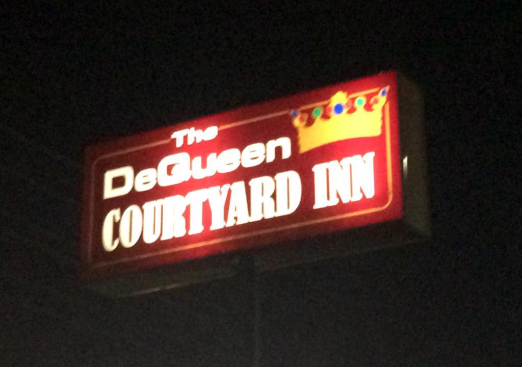 De Queen Hotel | DeQueen Courtyard Inn