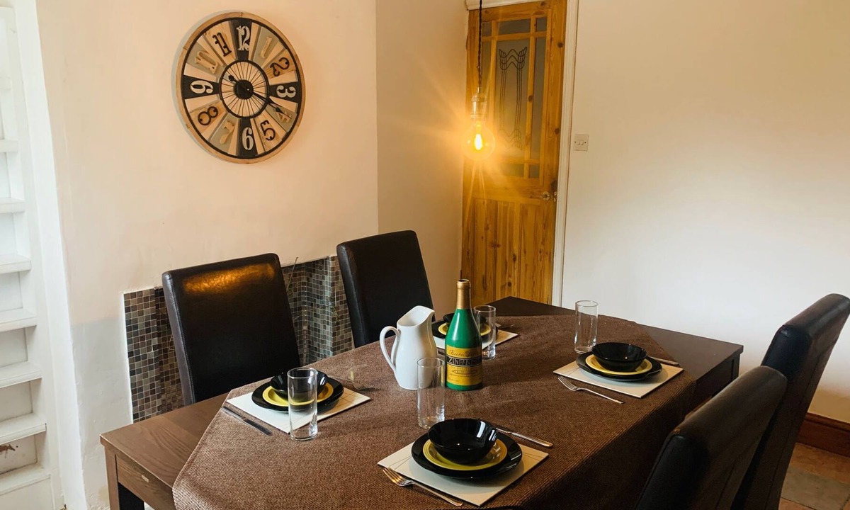 Alvaston House | Derby Convenient House with Workspace