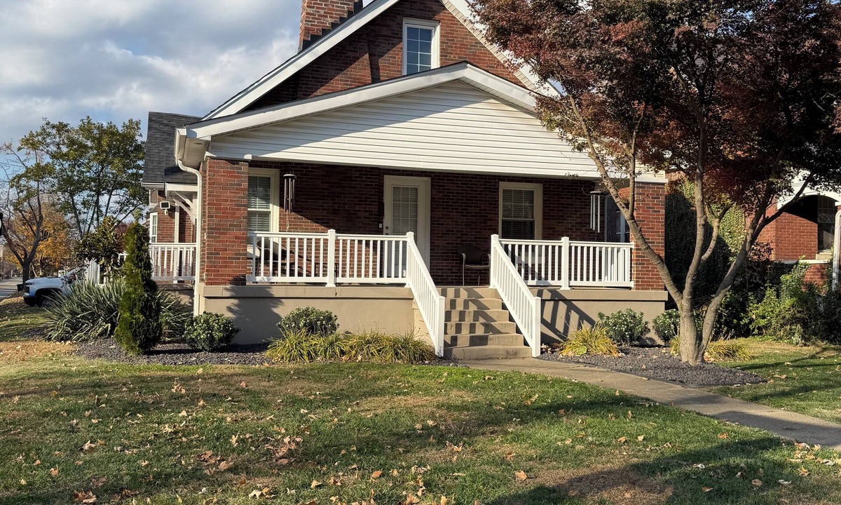 Crescent Hill House | Derby Days & Cozy Nights - 3BR/2BR close to everything!