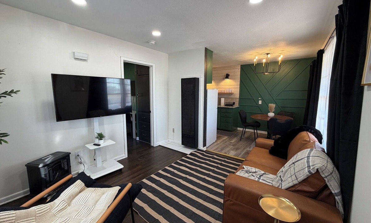 Derby Apartment | Derby Digs - Cozy King! Near Park!