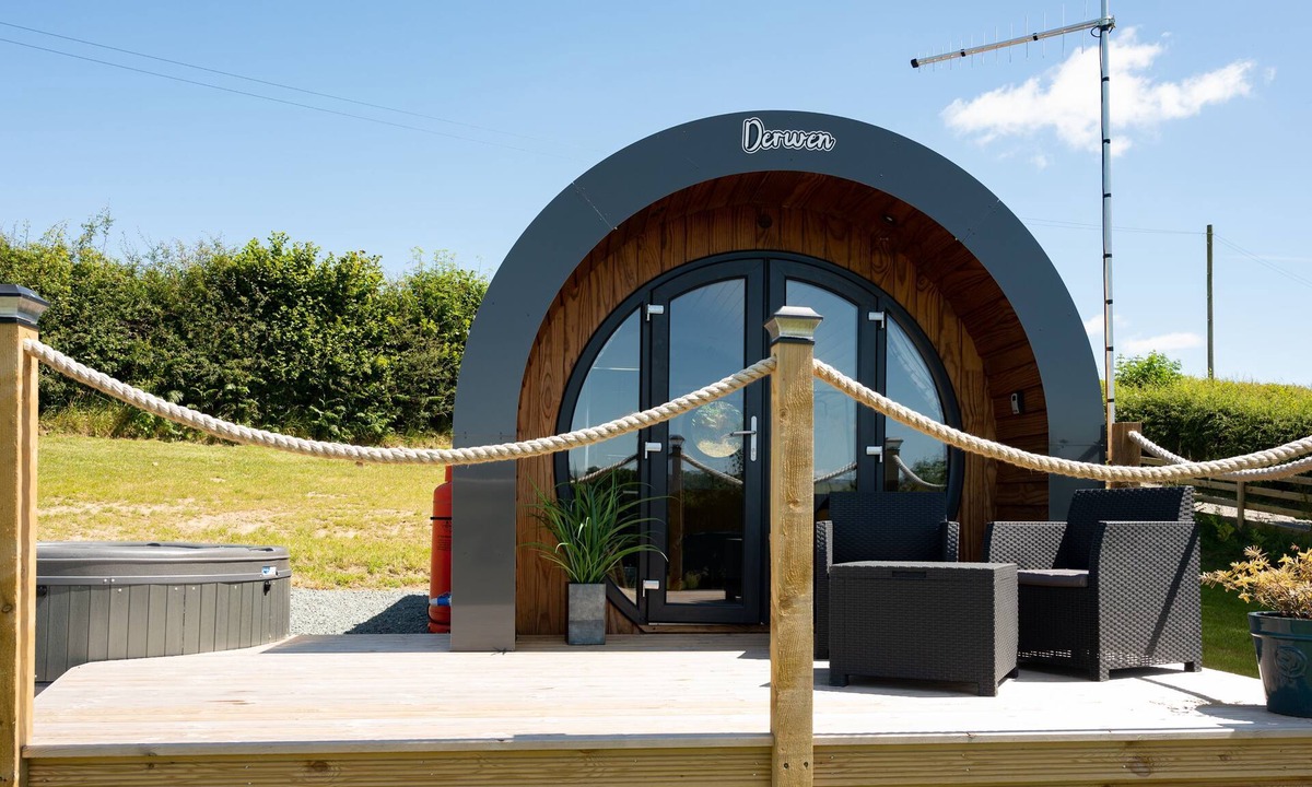 Welshpool Cabin | Derwen - a glamping pod with hot tub