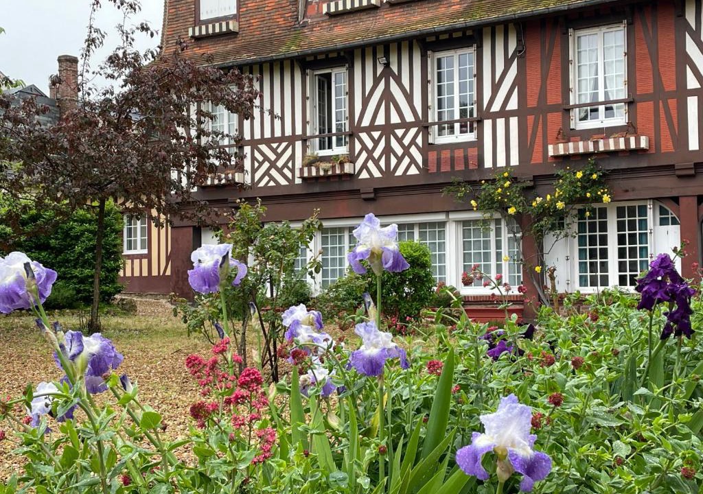 Villerville Apartment | Des Fleurs et des Vagues