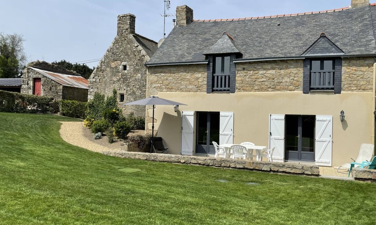 Locoal-Mendon House | Des Puits - LOCOAL-MENDON