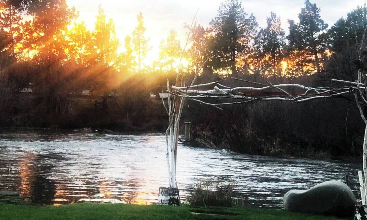 Tumalo House | Deschutes Dreams Riverfront hot-tub, firepit!