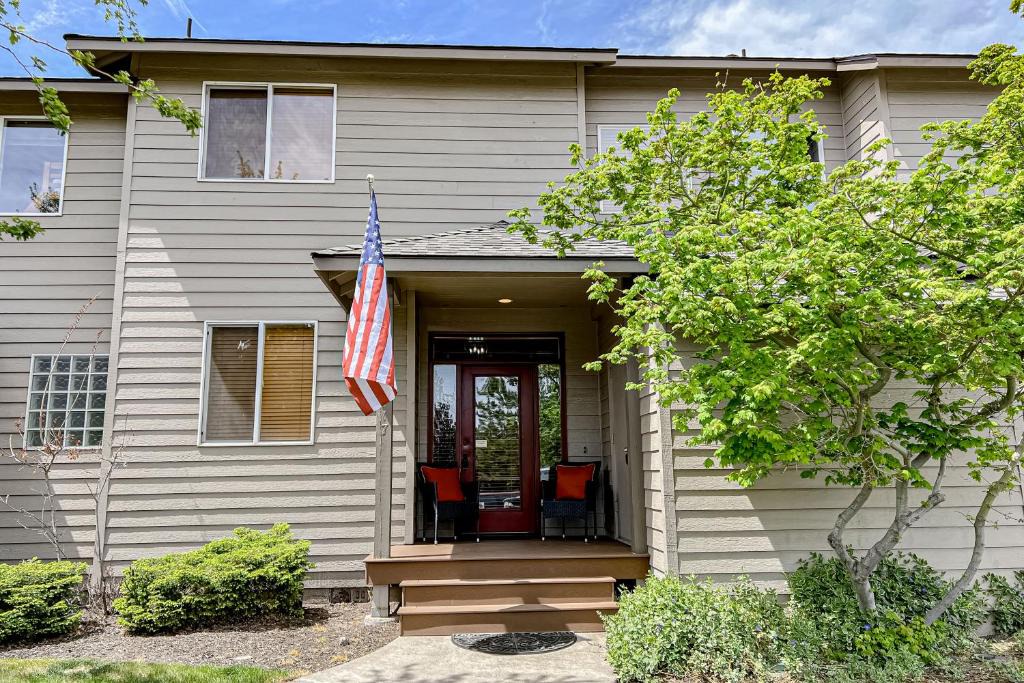 Redmond House | Desert Eagle On Par