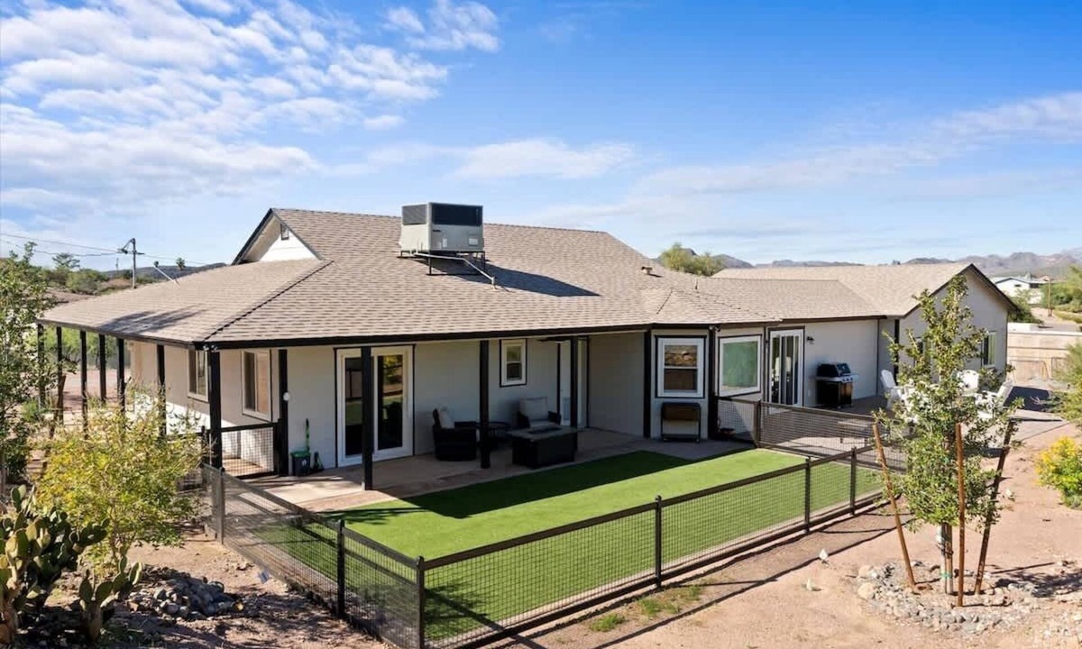 Queen Valley House | Desert Escape with Mountain Views and Fire Pit