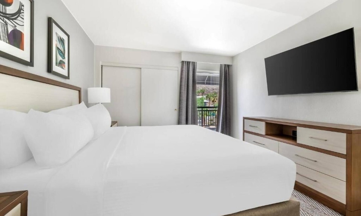 Canyon Corridor Hotel | Desert Oasis Villa l 2 Modern Suites w/Full Kitchen + Pool Access & Waterslides