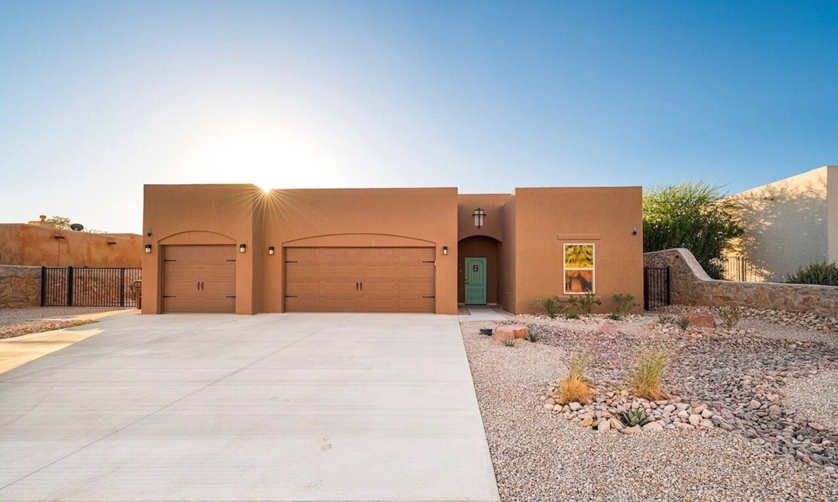 Las Cruces House | Desert Whisper 3-bedroom home with Xfinity Cable and WiFi, AC, EV charger