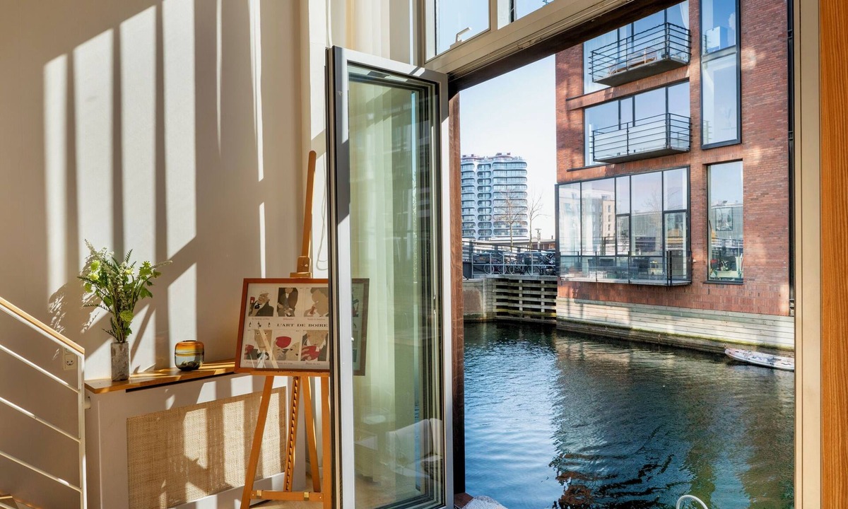 Sydhavnen House | Design canal house directly on the water with private floating terrace