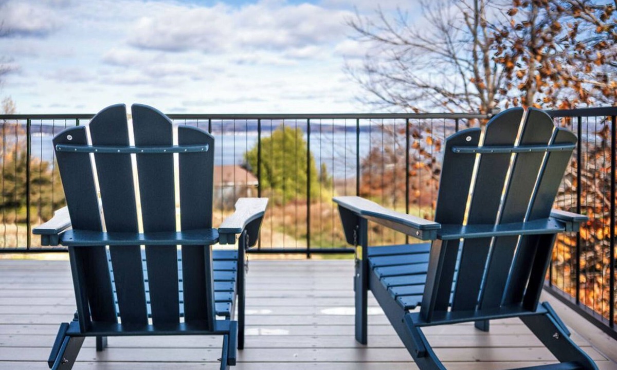 Petoskey House | Design-forward Lake Views Bay Harbor