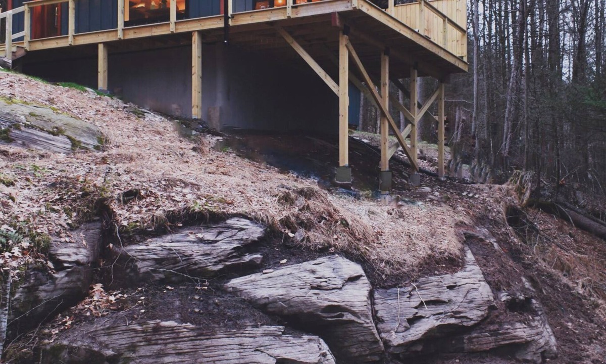 Damascus Cabin | Design-forward retreat, walkable to Callicoon, artesian spring fed