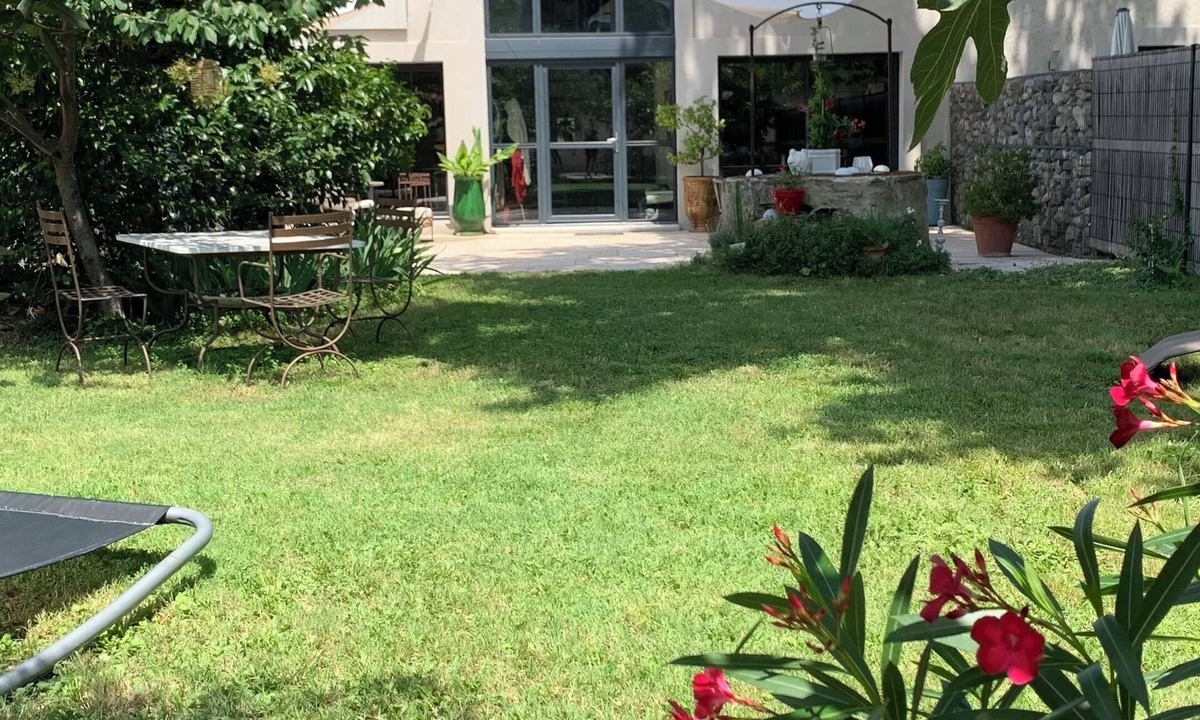 Sainte-Cecile-les-Vignes House | Design character villa sleeps 4