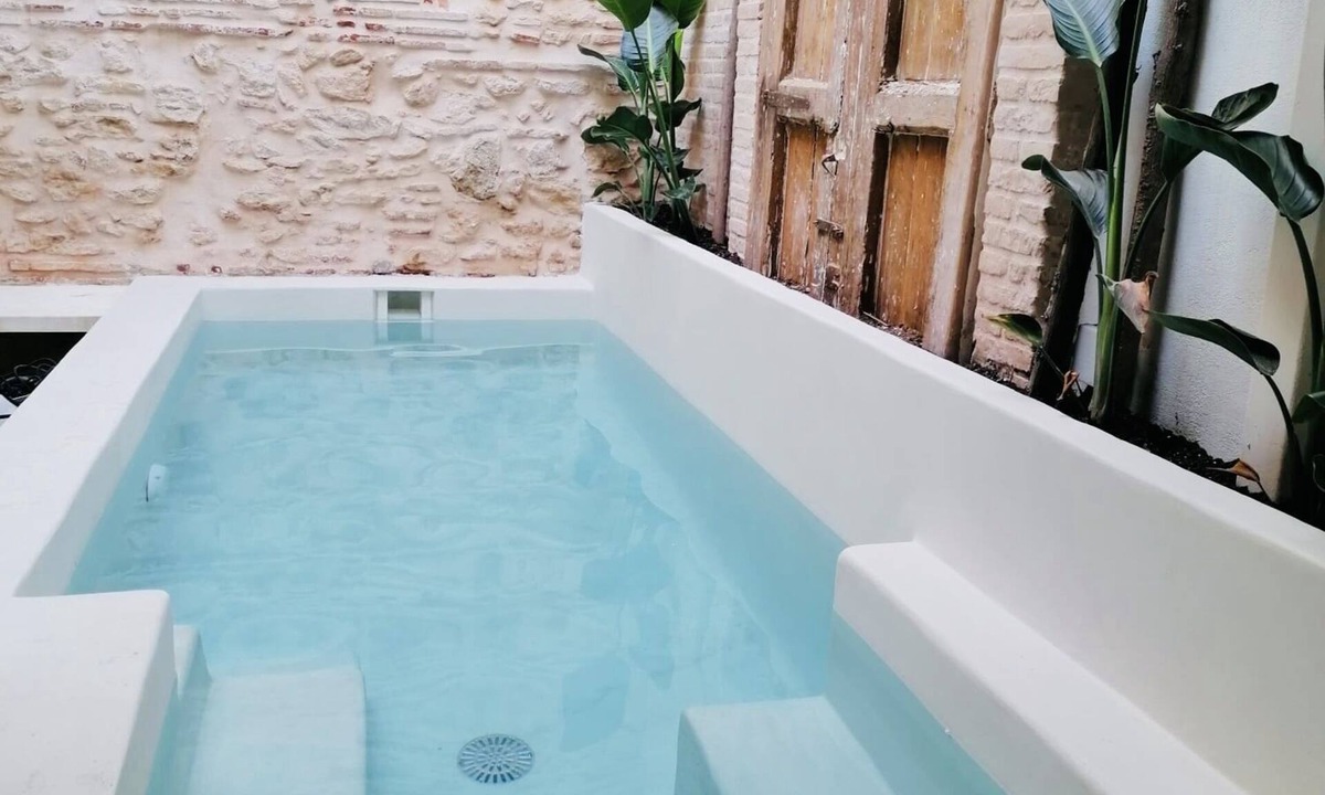 El Cabanyal House | Design house with swimming pool near the beach