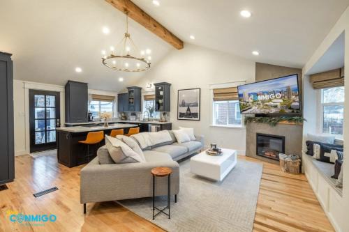 Canyon Rim House | Design & Location| Hot Tub | Yard | Family Getaway