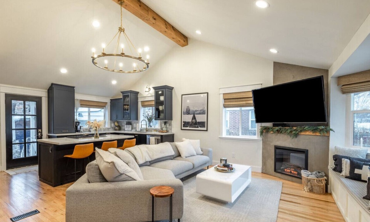 Canyon Rim House | Design & Location| Hot Tub | Yard | Family Getaway