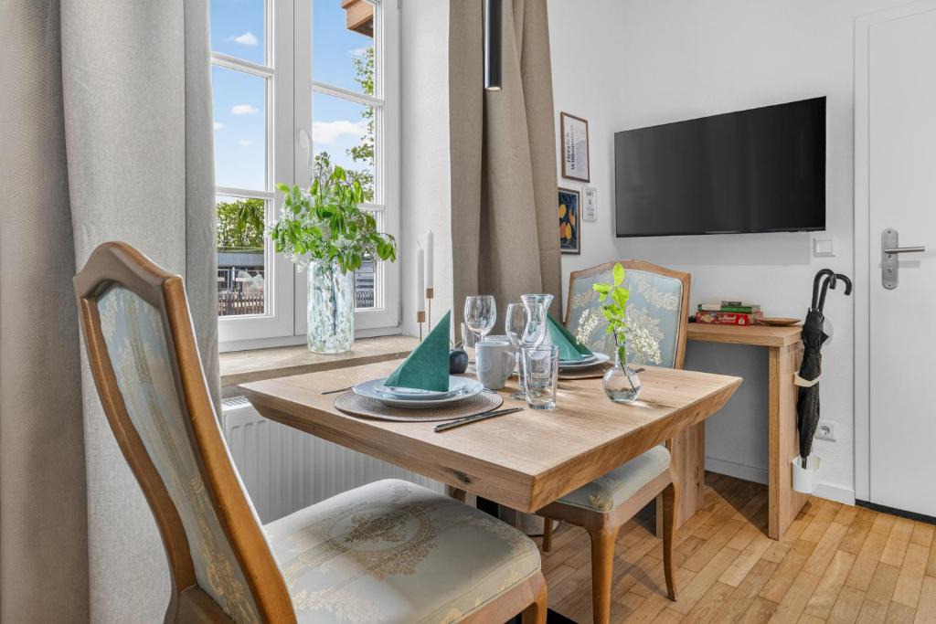 Holzkirchen Apartment | Design Mini Studio No 9, Küche, Parkplatz, Wifi by BALANCED