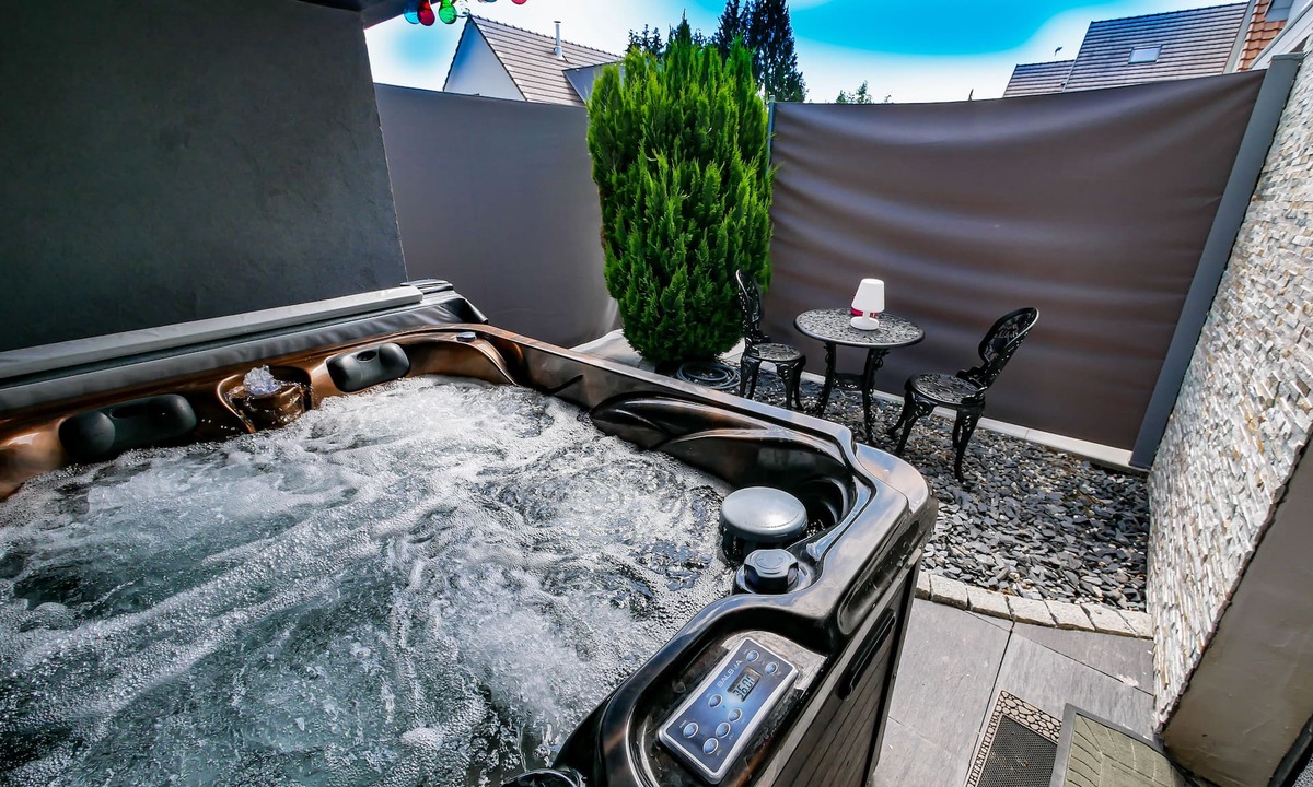 Furdenheim Apartment | Design studio, jacuzzi, private terrace, air conditioning