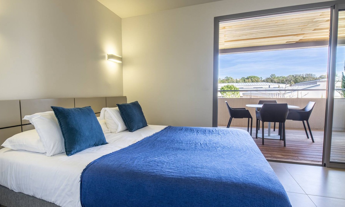 Santa Giulia Apartment | Design Studio private terrace Santa Giulia beach