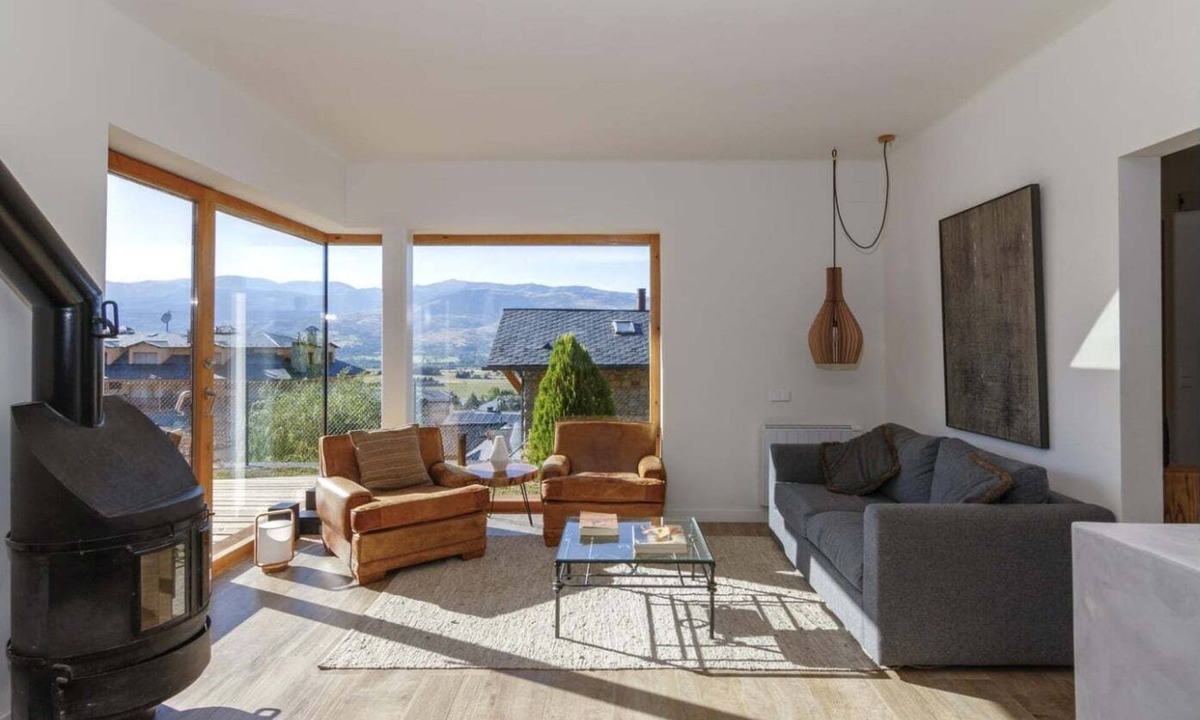 Alp House | Design Townhouse 3 Bed, Fireplace, Garden & Wi-Fi